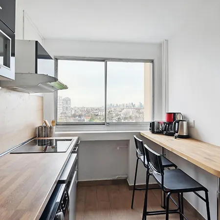 Chic And Spacious With Parking Apartmán