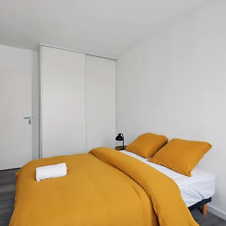 Chic And Spacious With Parking Bois-Colombes